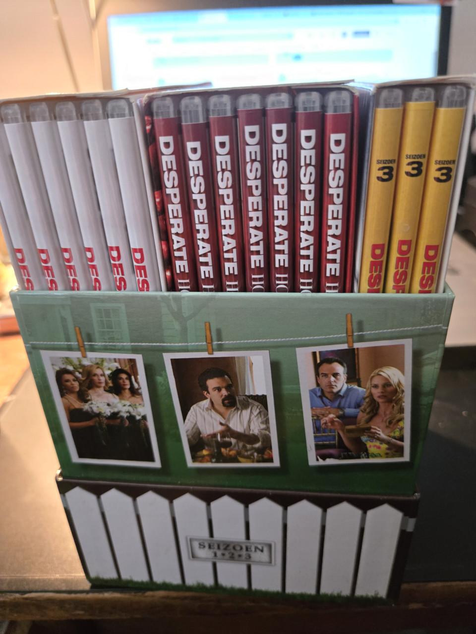 DVD-boxset met de eerste drie seizoenen Desperate Housewives. 19 dvd's