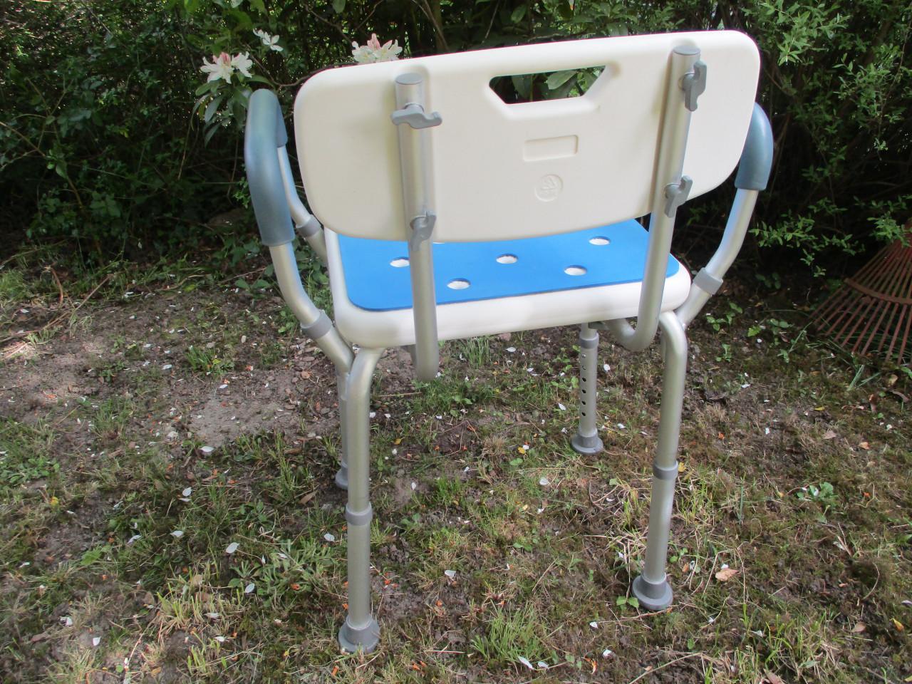 In hoogte verstelbare douchestoel met anti slip zitting