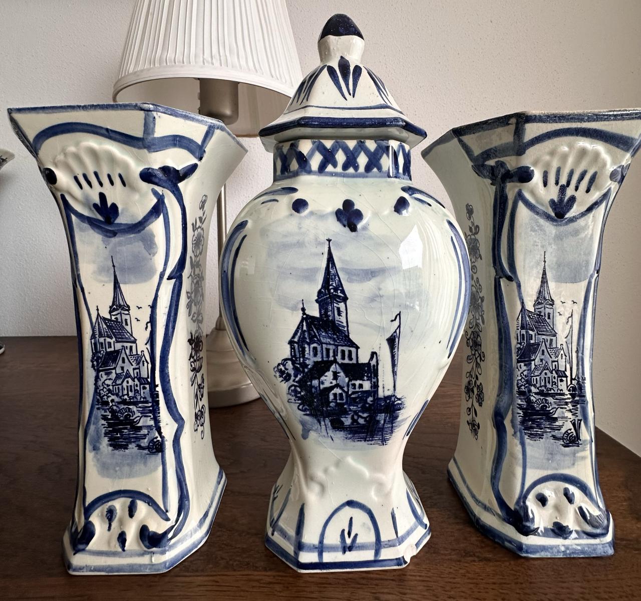 MOOI DELFTS BLAUW KASTSTEL ( HAND BESCHILDERD ).