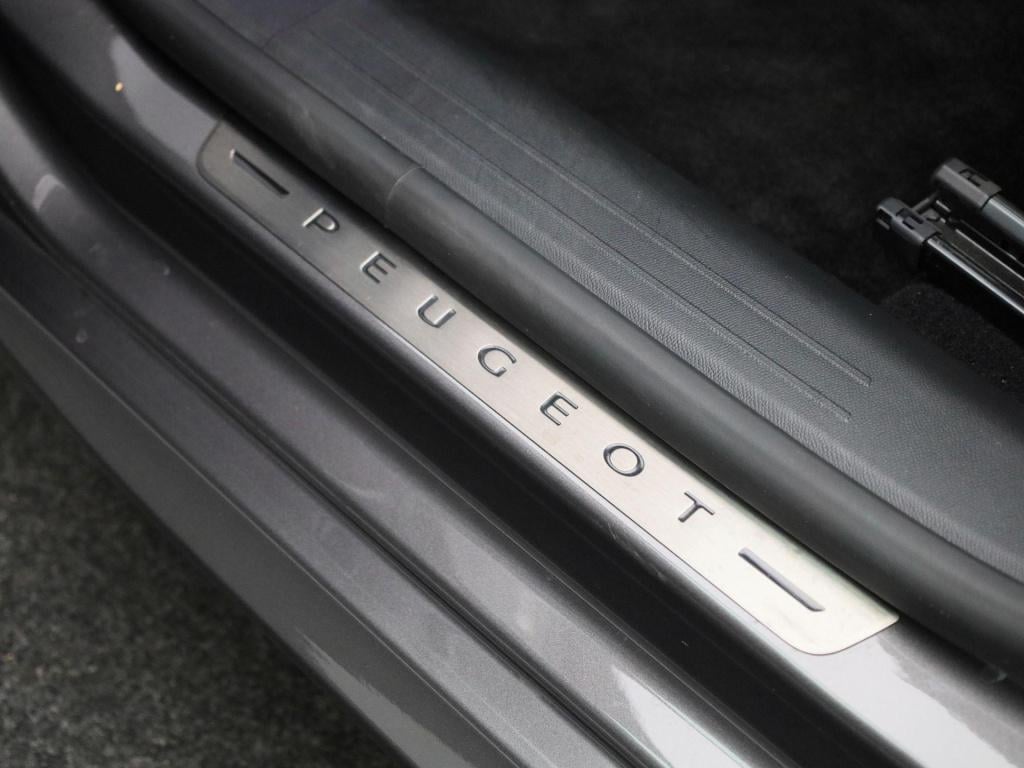 Peugeot 208 1.2 puretech 100 gt line | panoramadak | half-leder | navigatie