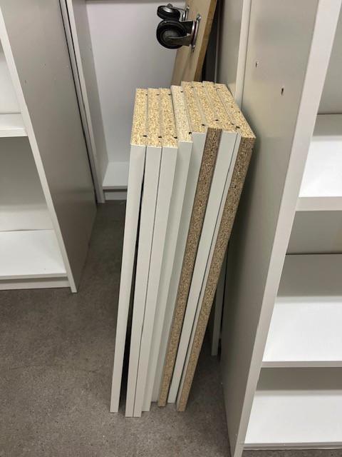 Kasten,  kledingrekken, balie, houten kratten te koop voor kleine prijsjes!