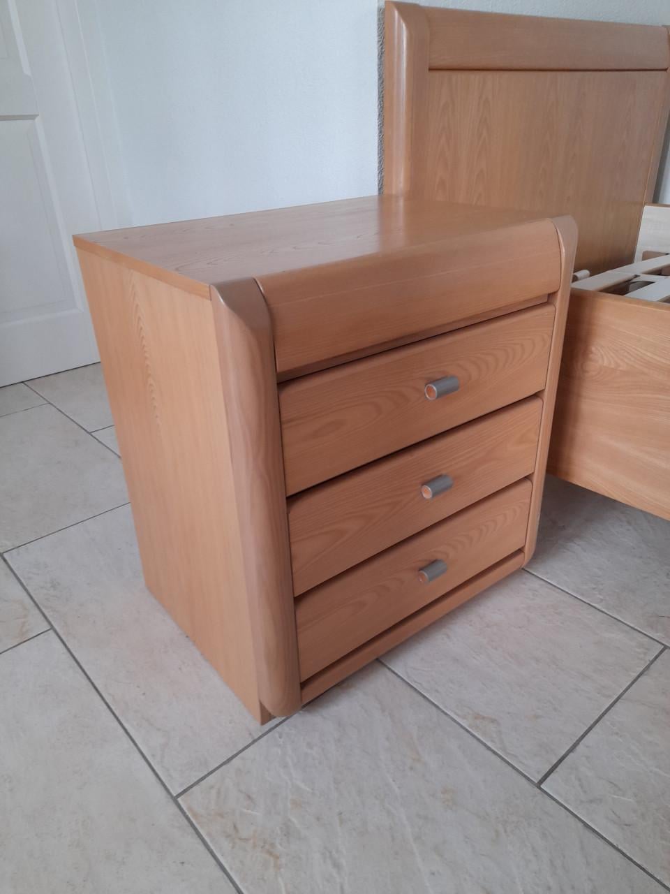 Senioren bed  met nachtkastje 90 x 200 (in goede nette staat )