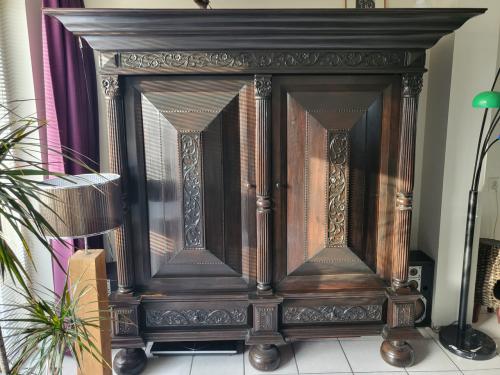 Te koop  Franse Linnenkast