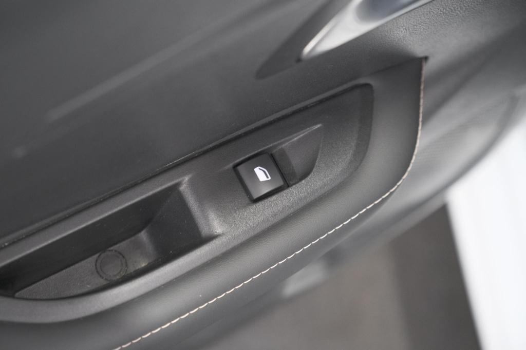 Peugeot 208 1.2 hybrid 110 e-dcs6 allure | climate control | apple carplay 