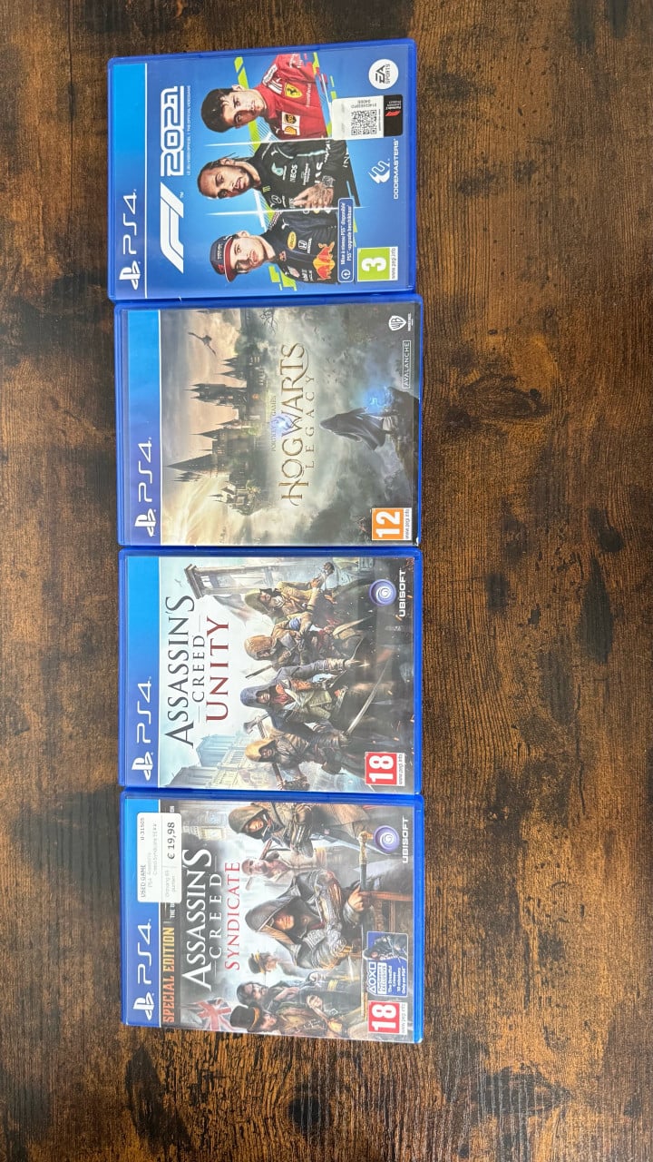 Playstation 4 met 2 controllers en 9 spellen