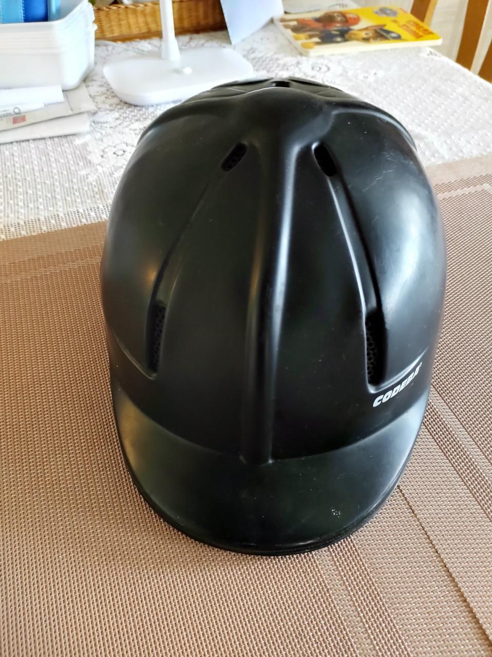 Nette cap of gelm voor paardrijden. Maat L. Merk: Codeba.