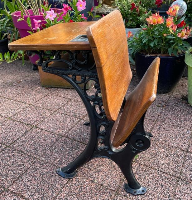 Old school schoolbankje