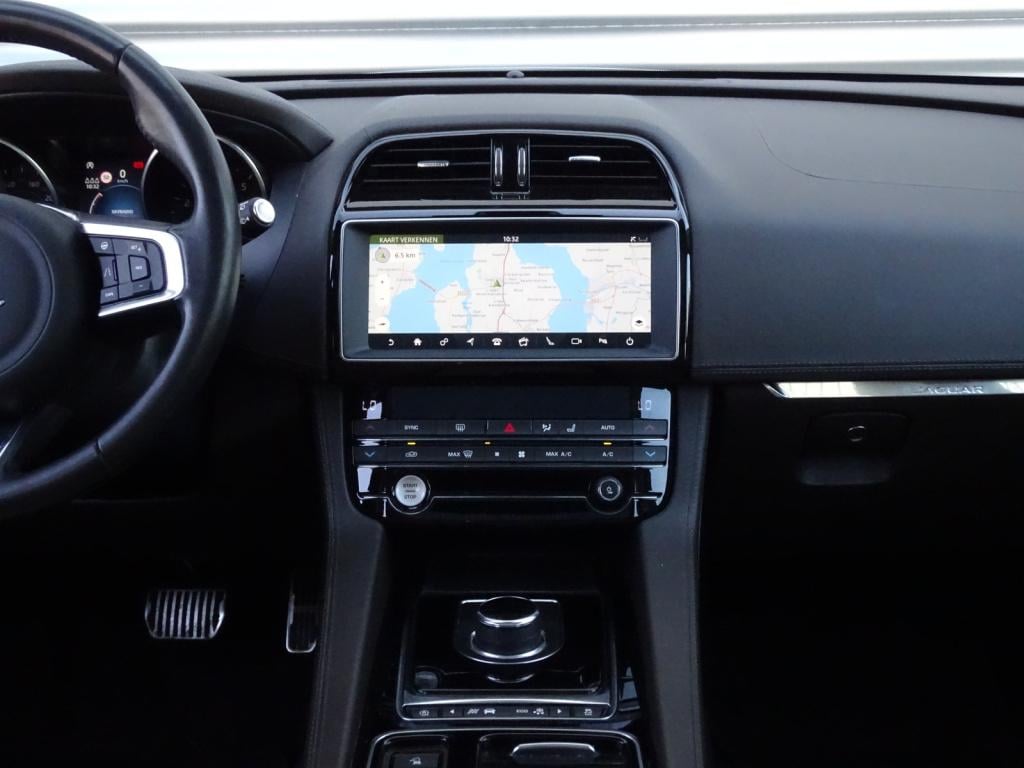 Jaguar F-pace 2.0t awd portfolio | leder | pano | trekhaak