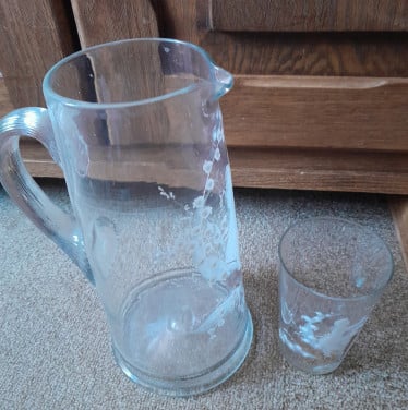 Nostalgische glazen kan met drinkglas