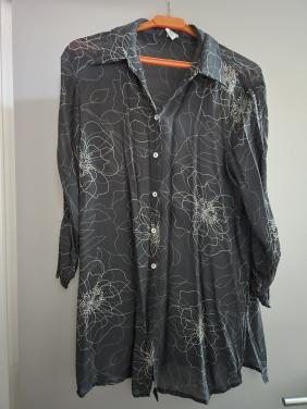 Zwarte, doorschijnende blouse van M&S . Maat 42