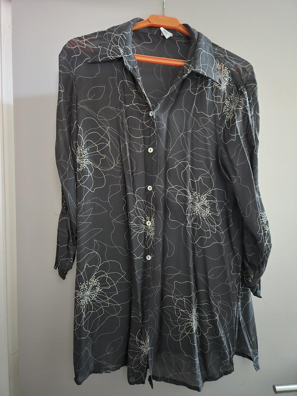 Zwarte, doorschijnende blouse van M&S . Maat 42