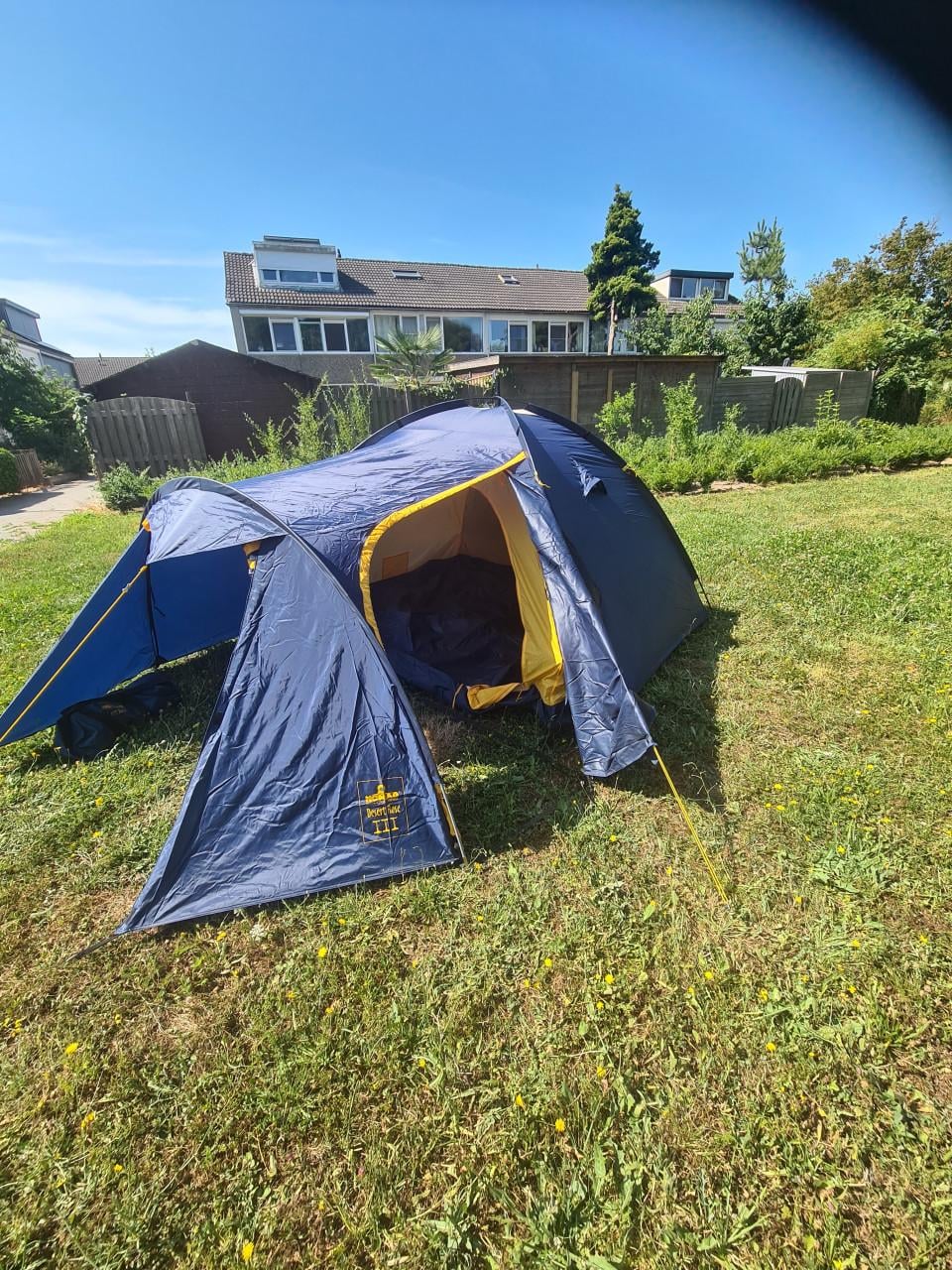 Nomad 3 prs tentje, luchtbed,pomp en slaapzak 1 prs.