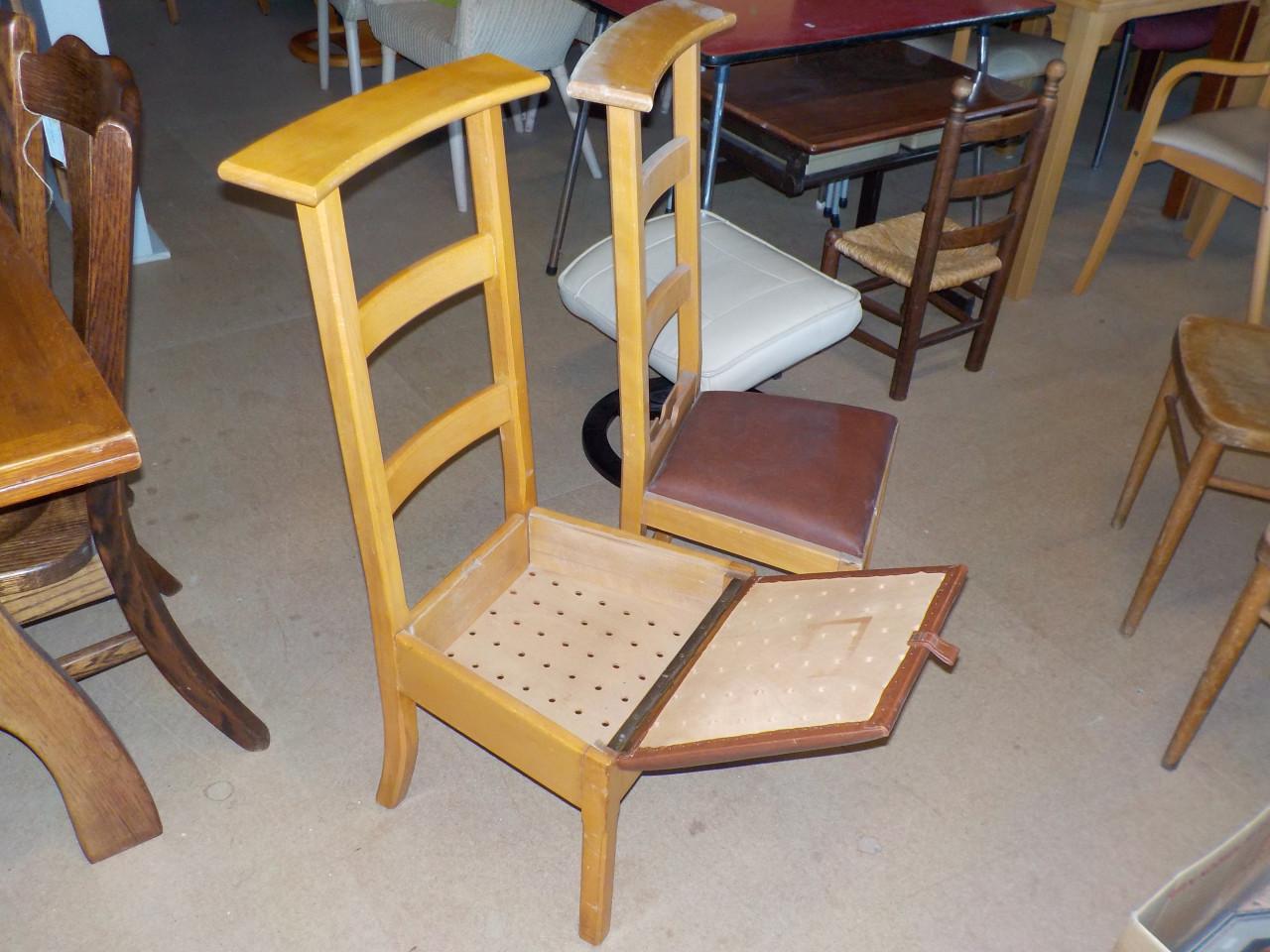 Bidstoelen opruimprijs 15 euro 2 voor 25 euro 3 voor 35 euro 4 voor 45 euro