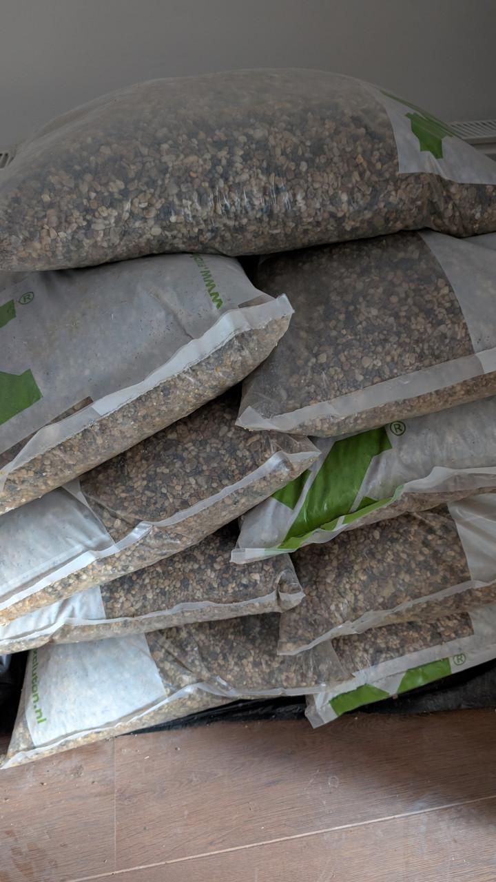 Nieuwe zakken 9x 25 kg limburgs grind