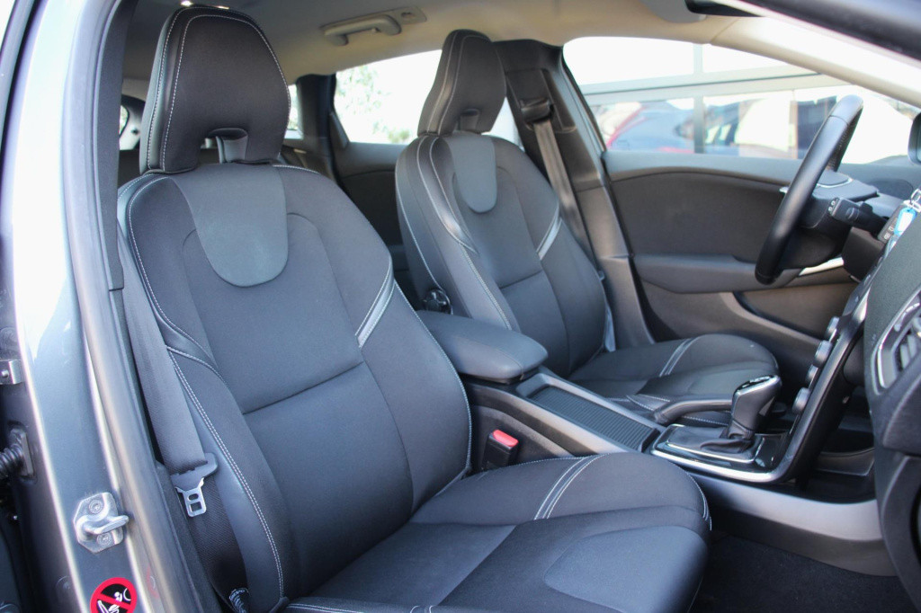 Volvo V40 1.5 t2 momentum automaat - pdc rondom + camera - full led - navi 