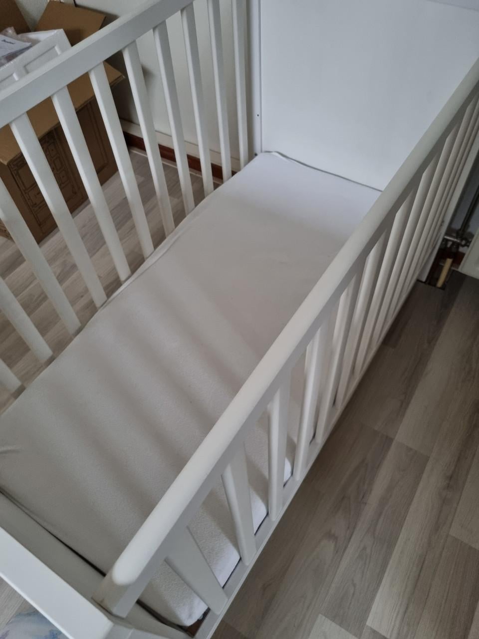 Te koop mooi kinderledikantje wit met matrasje