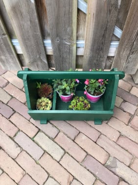 Groene houten bak.