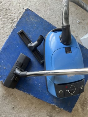 Miele Stofzuiger 1500W compleet met alle hulpstukken als nieuw