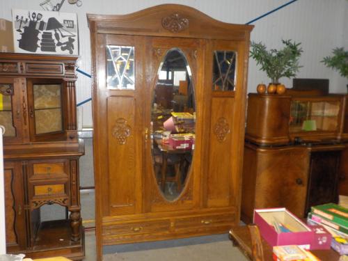 Antieke hang kleerkast in zeer goede staat met spiegel op deur en 2 laden