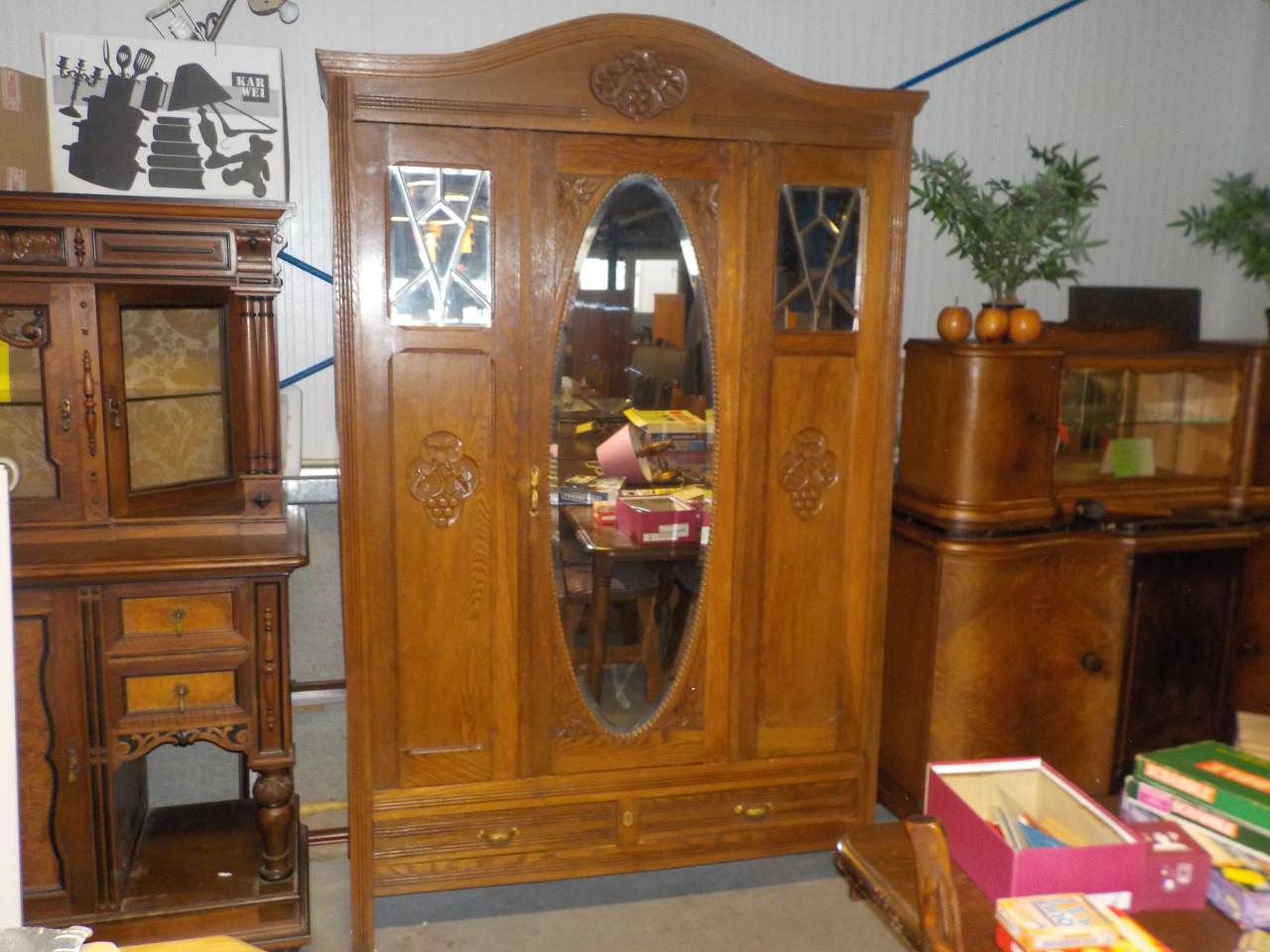 Antieke hang kleerkast in zeer goede staat met spiegel op deur en 2 laden