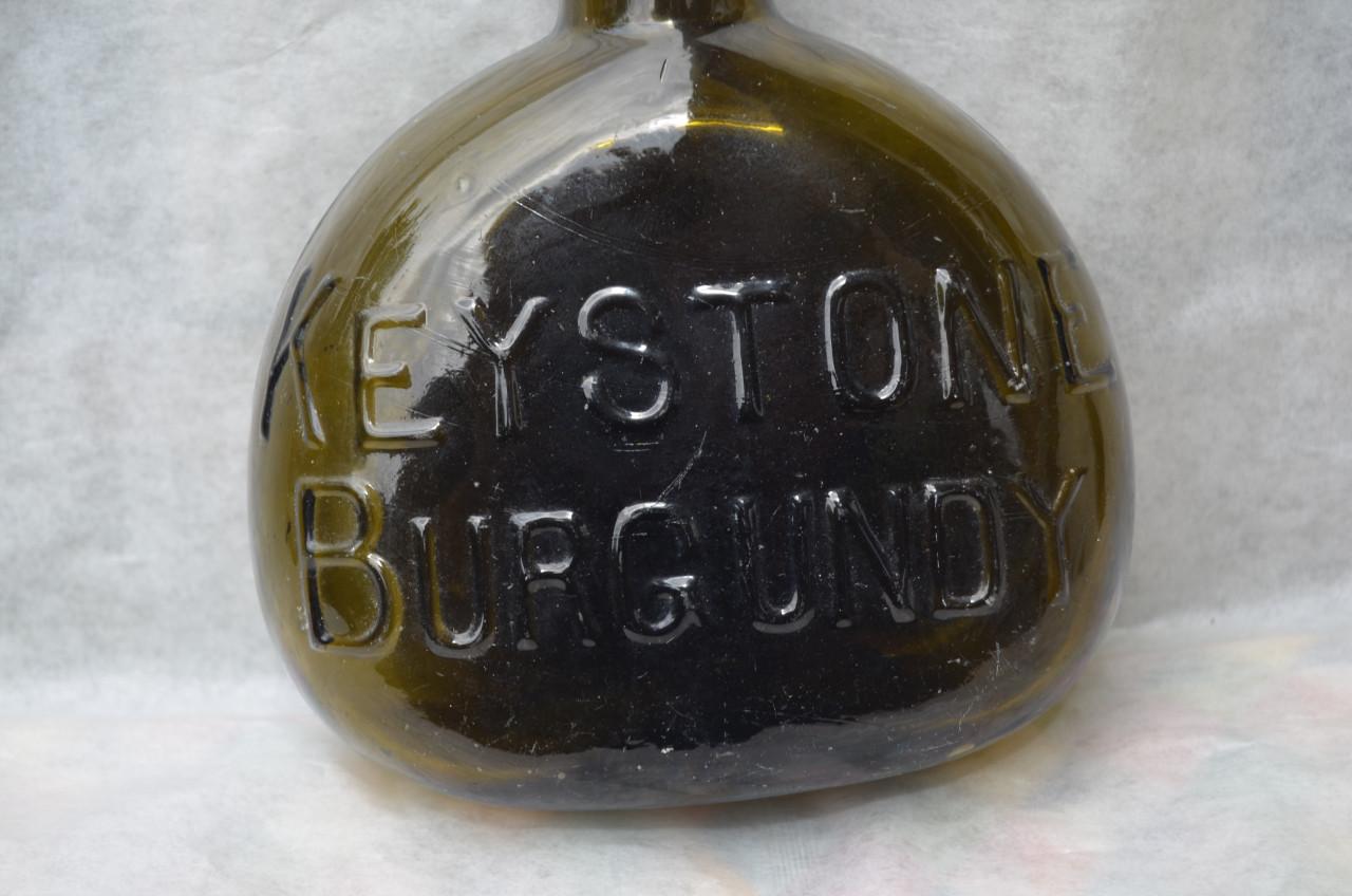 Keystone Burgundy oude decoratieve Austr. wijnflessen 19e eeuws
