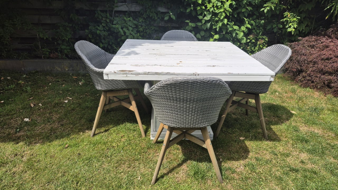 4 tuinstoelen grijs wicker met houten onderstel