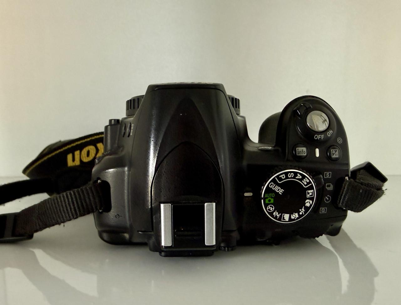 De Nikon D3100 body met Jupio batterijgrip