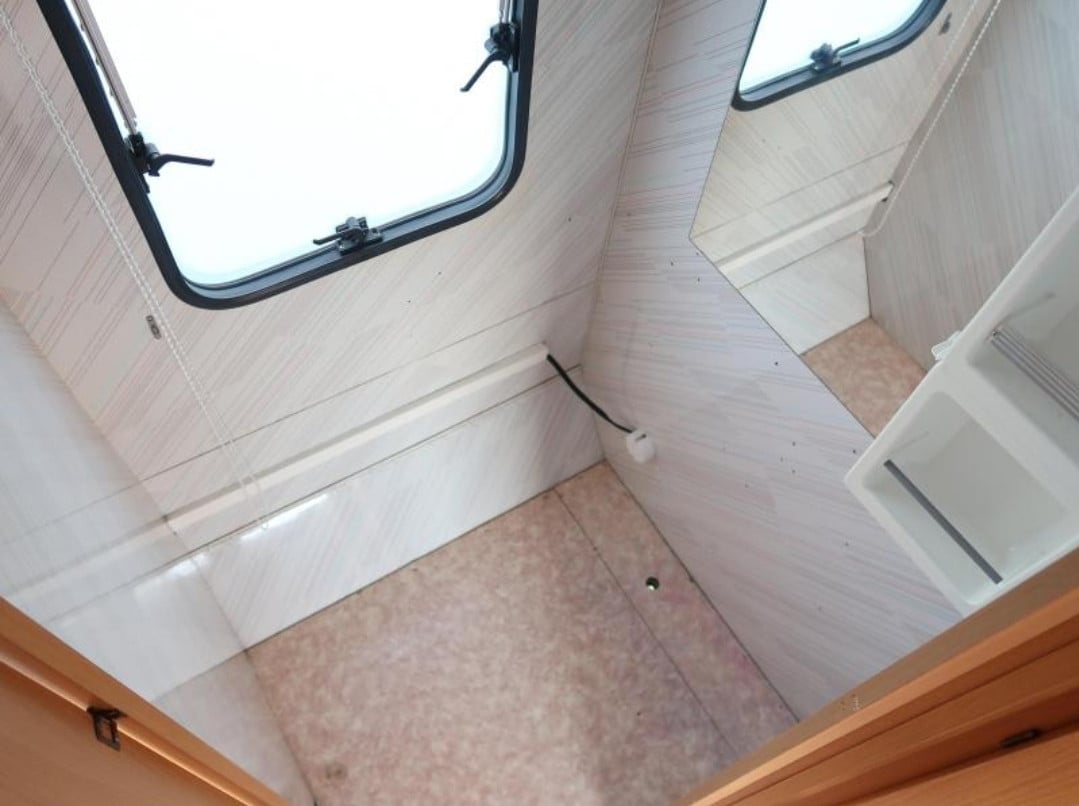 Adria 4158 TD caravan met voortent – charmant project met potentieel!