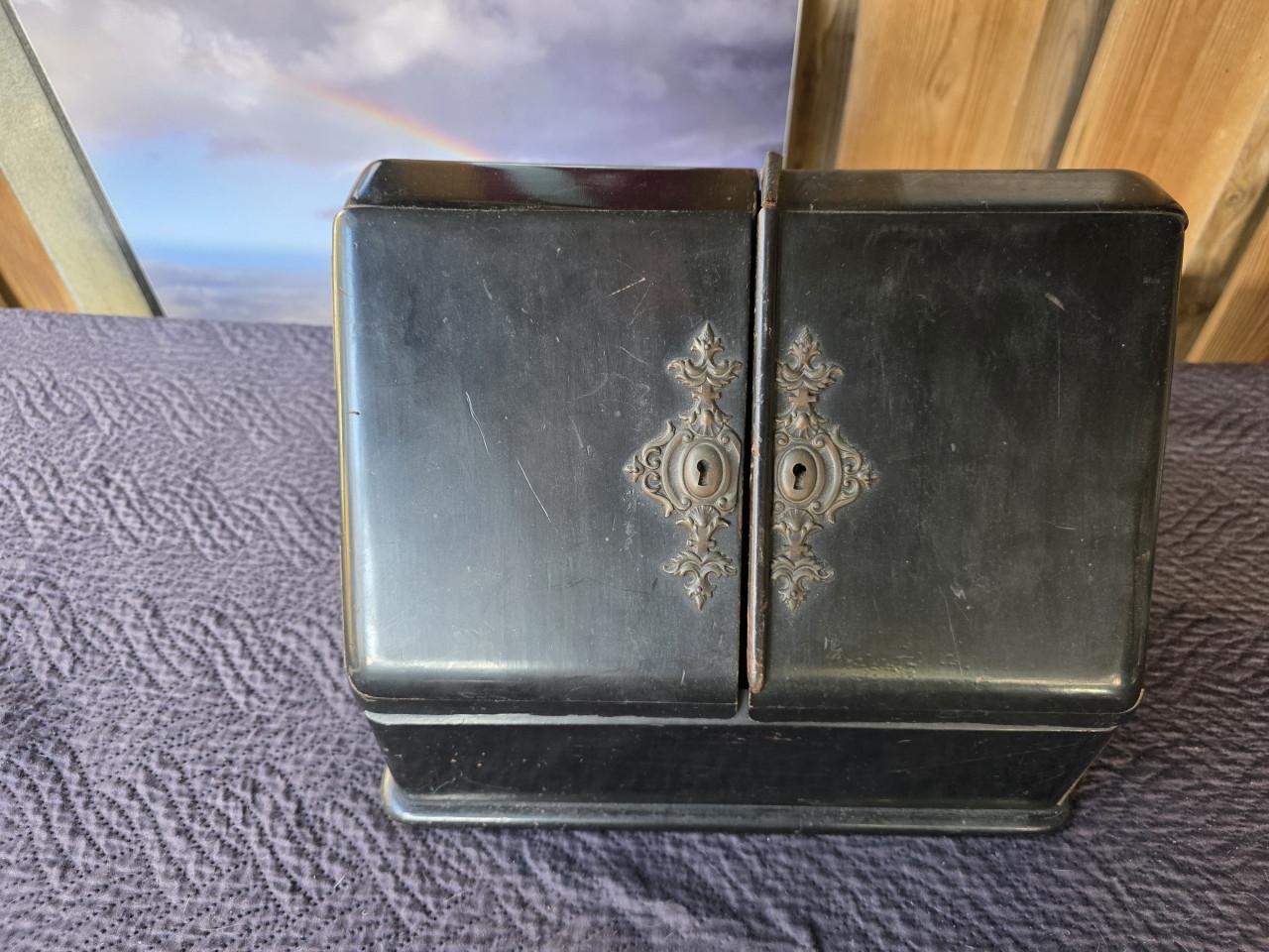 Antieke houten brievenorganiser uit de 19e eeuw.