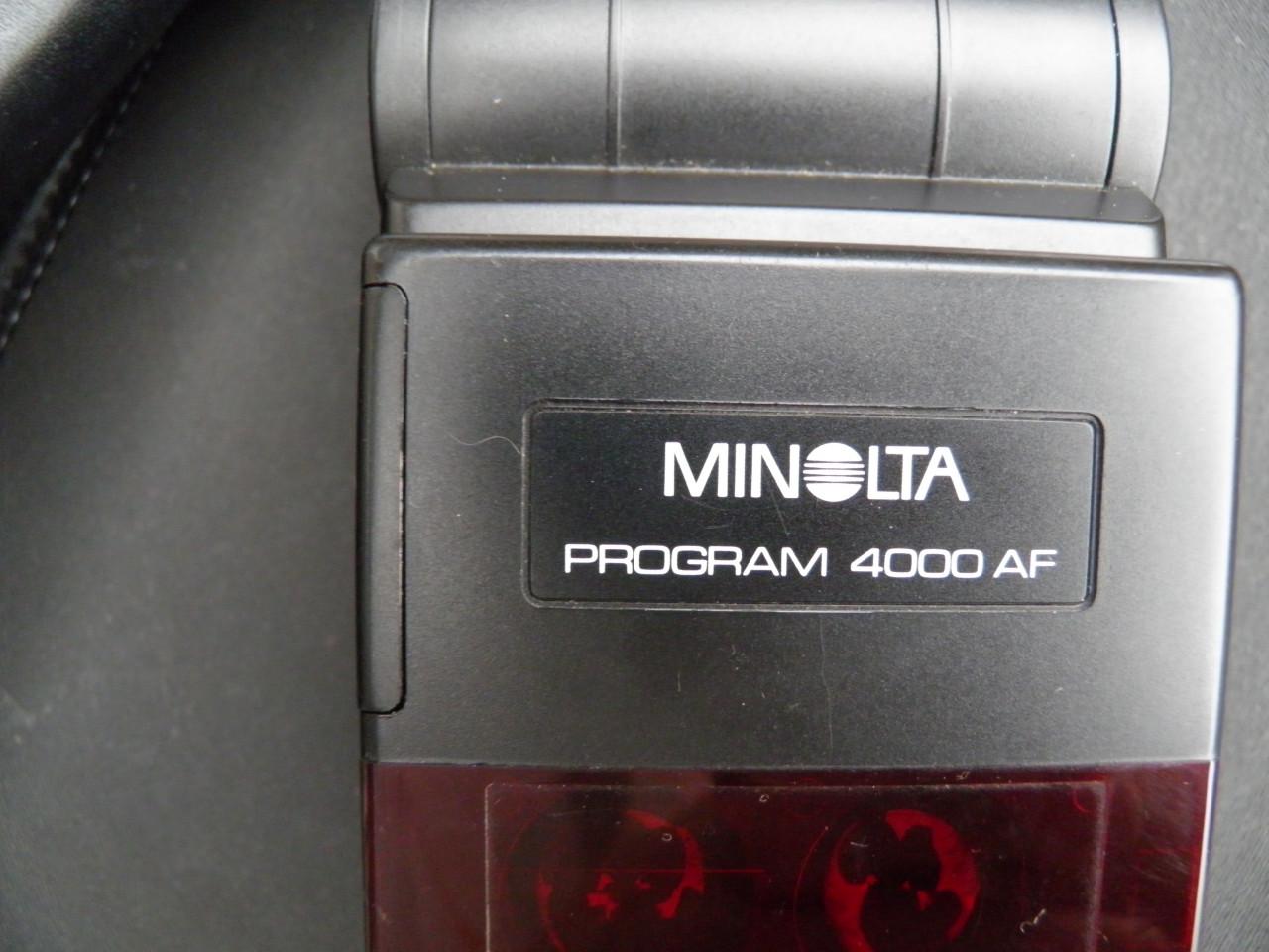 Flitser minolta 4000 af, werkt met 4 aa batterijen.