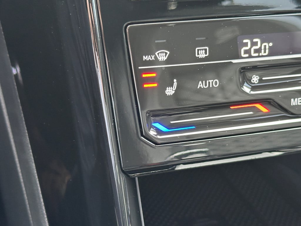 Volkswagen T-cross 1.5 tsi 150pk dsg r-line | camera | trekhaak | navi | iq
