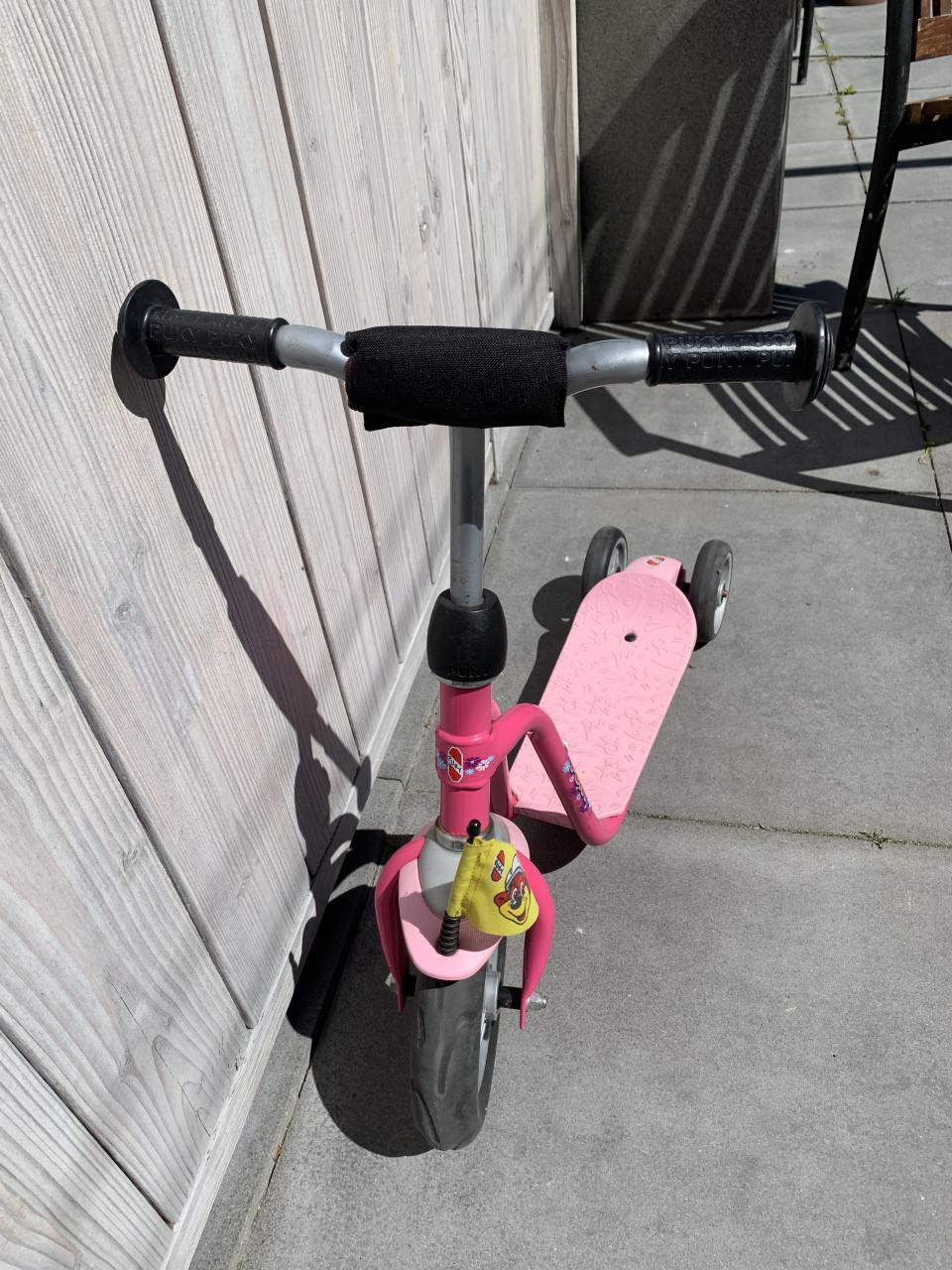 Leuke roze Puky step met drie wielen