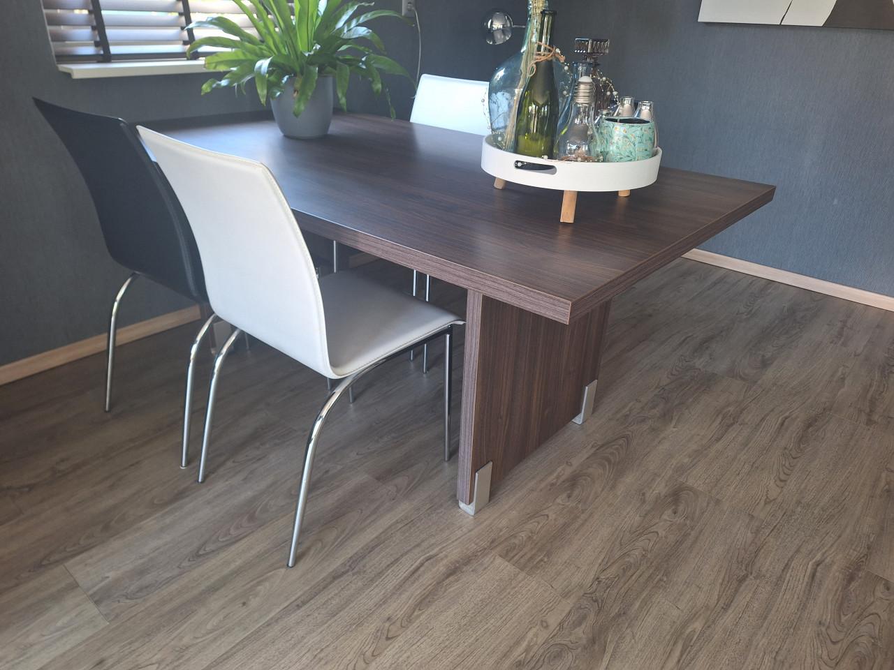 Te koop: tafel met 4 stoelen