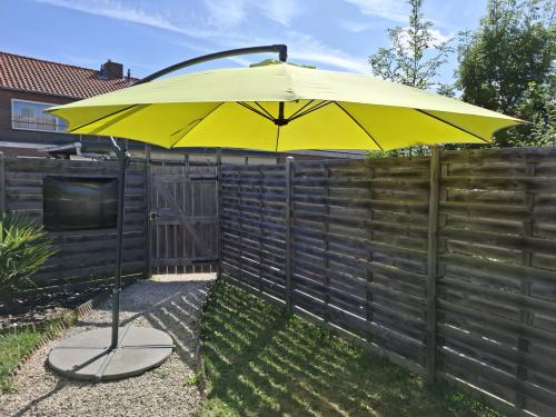 Zweefparasol met bijbehorende voet, tegels en hoes