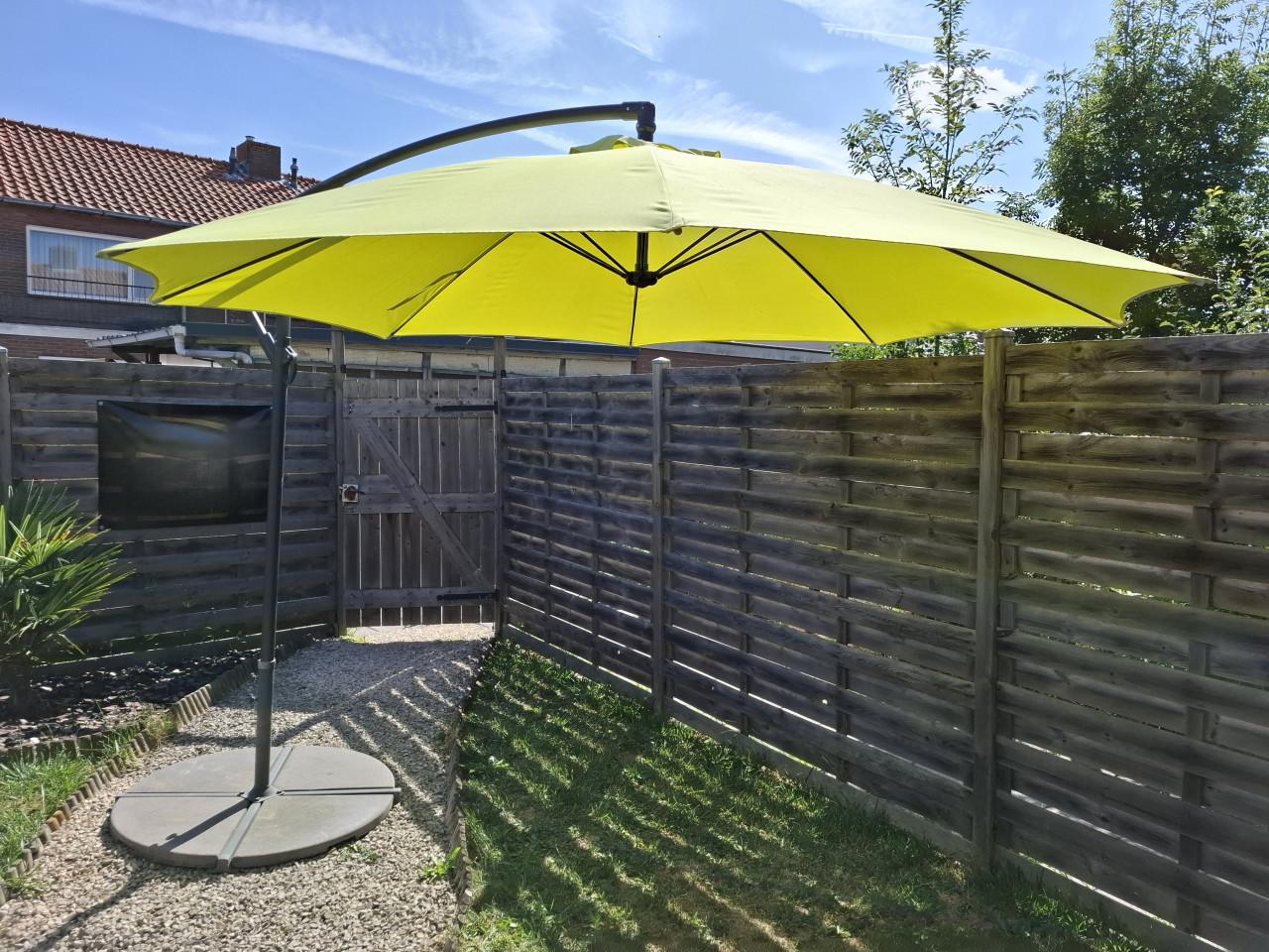 Zweefparasol met bijbehorende voet, tegels en hoes