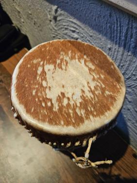 Mooie handgemaakte trommel met dierenhuid zeer nette staat