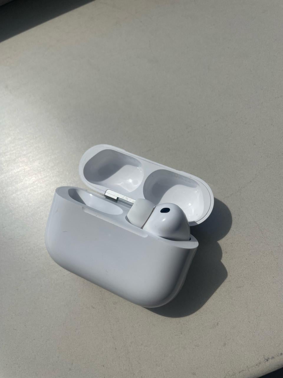 Airpods Pro 3 case en rechter oortje