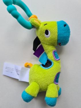 Playgro Activity Friend Lupe Llama hangspeeltje met een bijtring.