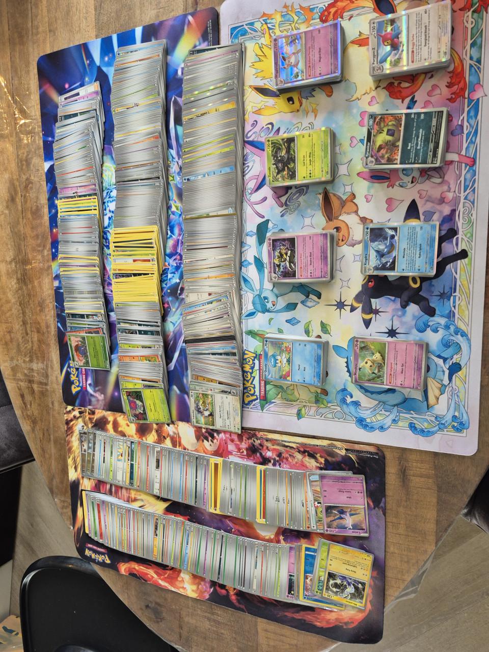Mooie partij van 800 pokemon kaarten.