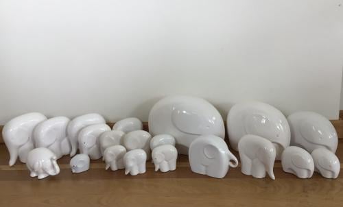 Stenen witte olifantjes