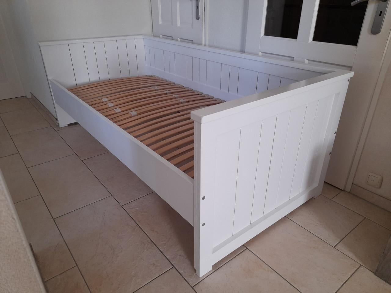 Stevig bed met onderschuif bed 90 x 200 (in goede staat)
