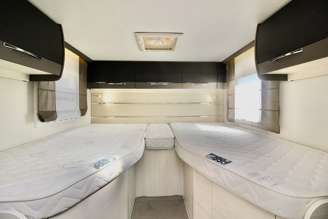 Chausson Welcome 727GA (Lengtebedden+ Electr. hefbed, Als Nieuw!!)