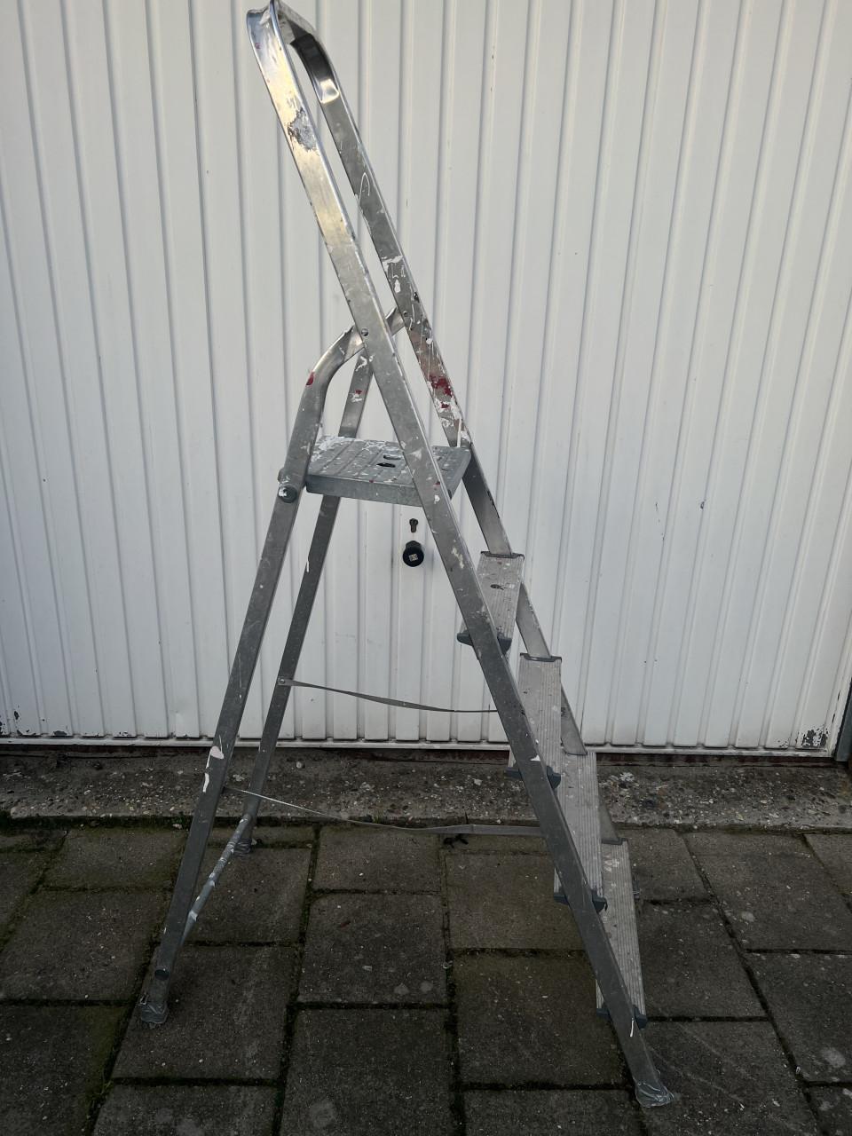 Huishoudtrap 5 treden Werkhoogte: 3,05 m Aantal sporten/treden: 5 Maximaa