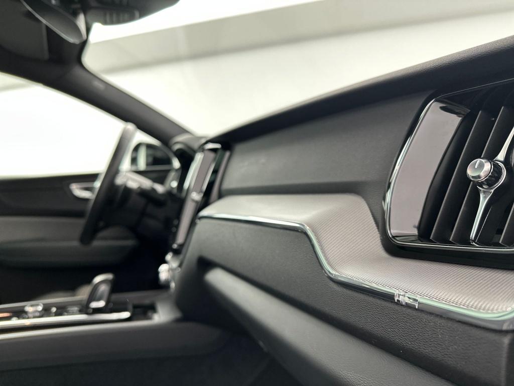 Volvo XC60 b5 264pk r-design| pano| camera| stoelverwarming| trekhaak