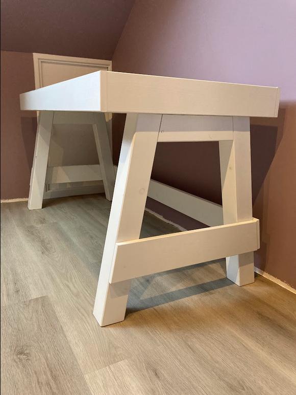 Wit bureau met zwart vlak (BePureHome Grooving bureau)