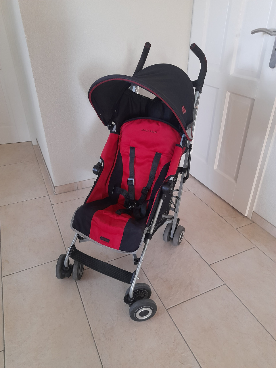 Maclaren  buggy (in goede nette staat ) met regenhoes