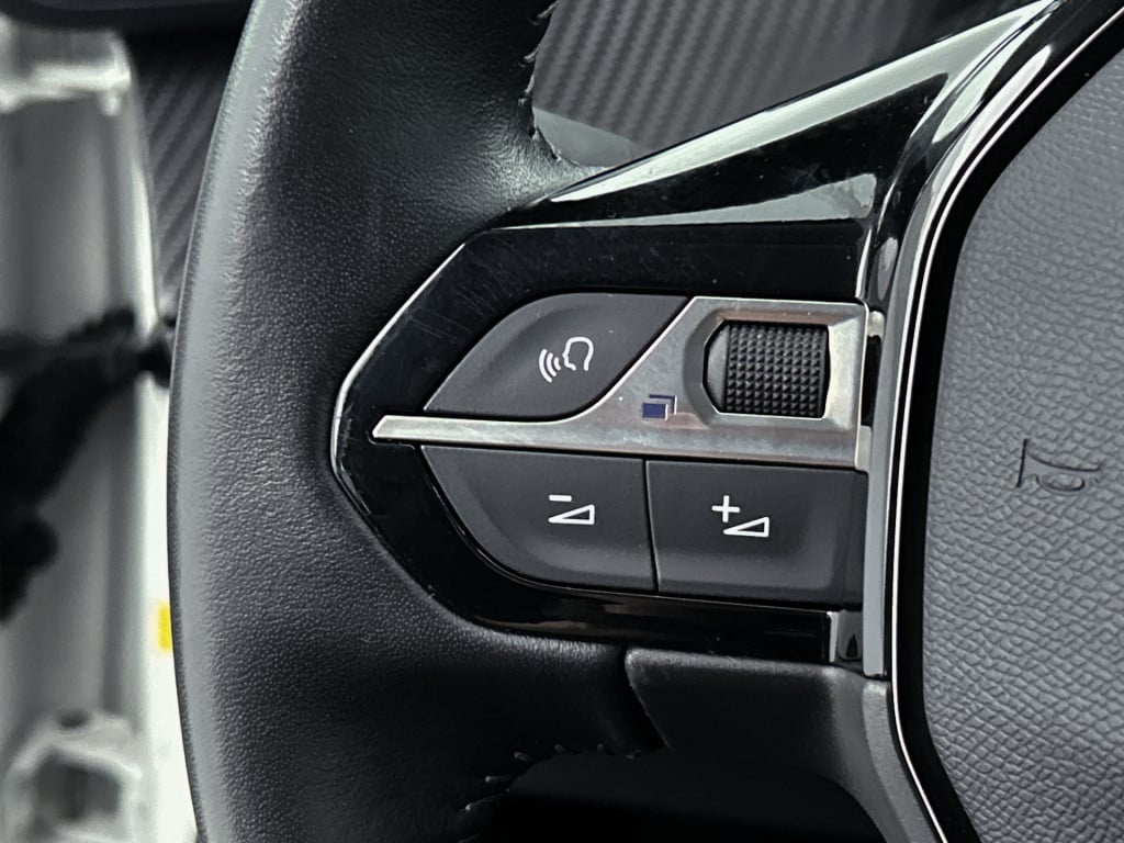 Peugeot 2008 100 pk allure | rijklaar | afneembare trekhaak | navi | camera