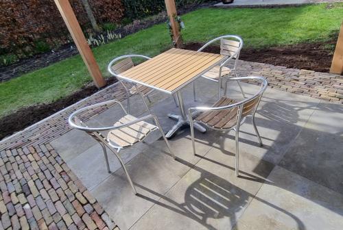 Tuinset met stoeltjes