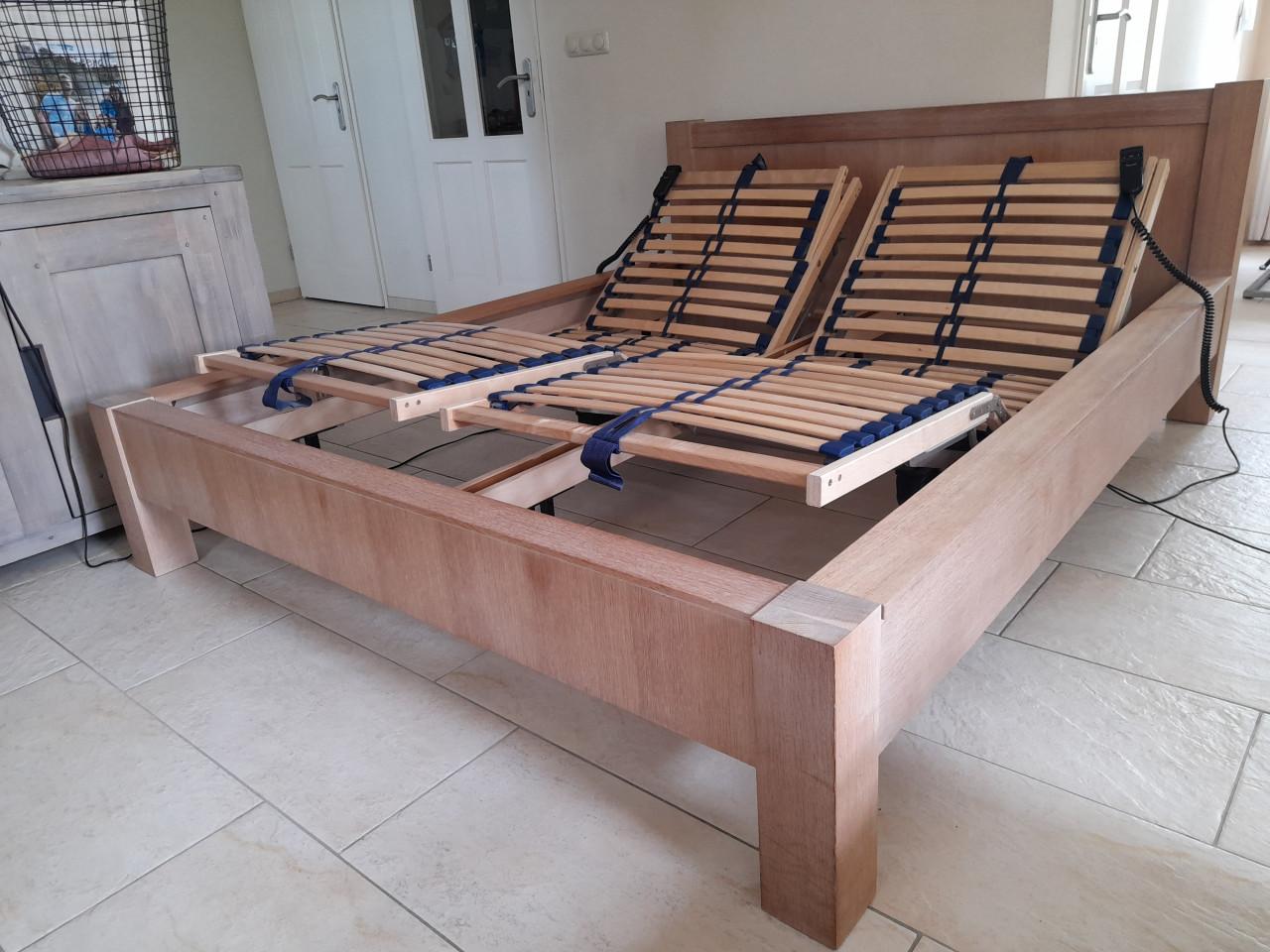 Stevig houten elektrisch verstelbaar 2 Persoons bed (in goede nette staat )