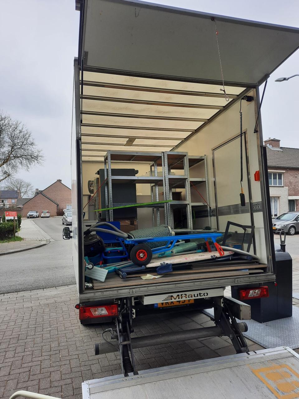 Vervoersdienst Vervoeren van meubels en goederen.